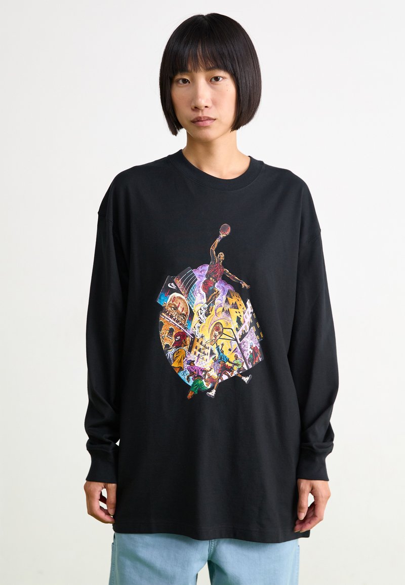 Camiseta negra de manga larga con un estampado gráfico colorido que representa diversas escenas relacionadas con el baloncesto en el centro. Material de algodón.