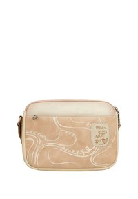 Sandyfarbenes und cremefarbenes Umhängetasche mit glatter Textur, die wirbelnde weiße Muster aufweist und ein Schild mit der Aufschrift "Wo ist mein nächster Schritt" in einem Herzen trägt.