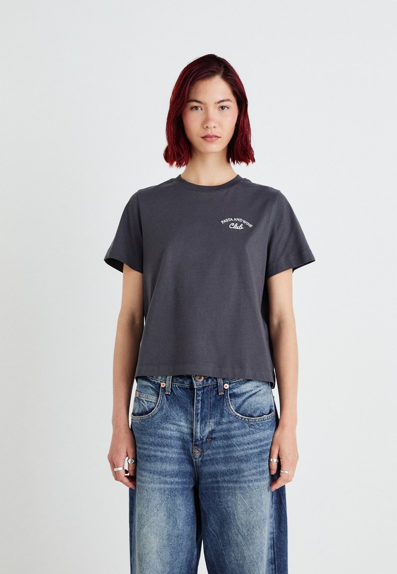 Vero Moda VMATY METTE BOX - Print T-shirt - asphal/white
