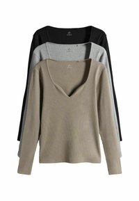 Tre magliette a maniche lunghe nei colori beige, grigio e nero. Ognuna presenta un colletto a V e una texture a coste, con la maglietta beige in primo piano.