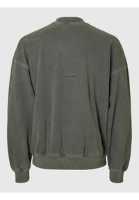 Olivzaļš džemperis ar brīvu piegriezumu, ribota apkakle un aproces, elastīga apmale un izšūta logo aizmugurē. Mīksta tekstūra.