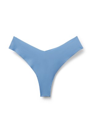 Jasnoniebieskie bezszwowe stringi z szerokim pasem, wyłożone na płasko na białym tle.