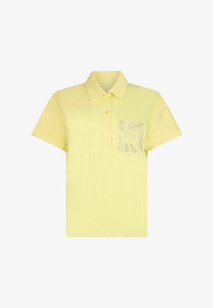 Rövid ujjú, világos sárga galléros póló, gombos felsőrésszel és egy díszes, fényes zsebbel a bal mellrészen.