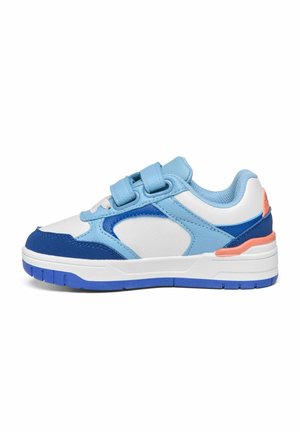 Basket basse avec panneaux bleu, bleu clair, blanc et corail, avec deux sangles velcro bleues et une semelle en caoutchouc bleue.