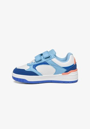 Basket basse avec panneaux bleu, bleu clair, blanc et corail, avec deux sangles velcro bleues et une semelle en caoutchouc bleue.