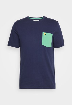 Navyblaues Kurzarmhemd mit mintgrüner Brusttasche, die ein kleines gelbes Schmetterlingsemblem zeigt.