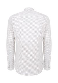 Biała koszula z długim rękawem z małym czerwono-niebieskim wzorem geometrycznym, z kołnierzykiem button-down i mankietami. Gładka faktura materiału.