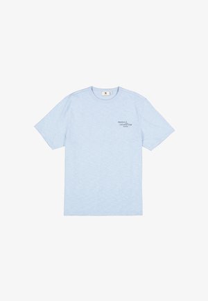 Hellblaues Baumwoll-T-Shirt mit kurzen Ärmeln, Rundhalsausschnitt und einem dezenten Druck auf der linken Brustseite. Weiche Textur und lässiges Design.