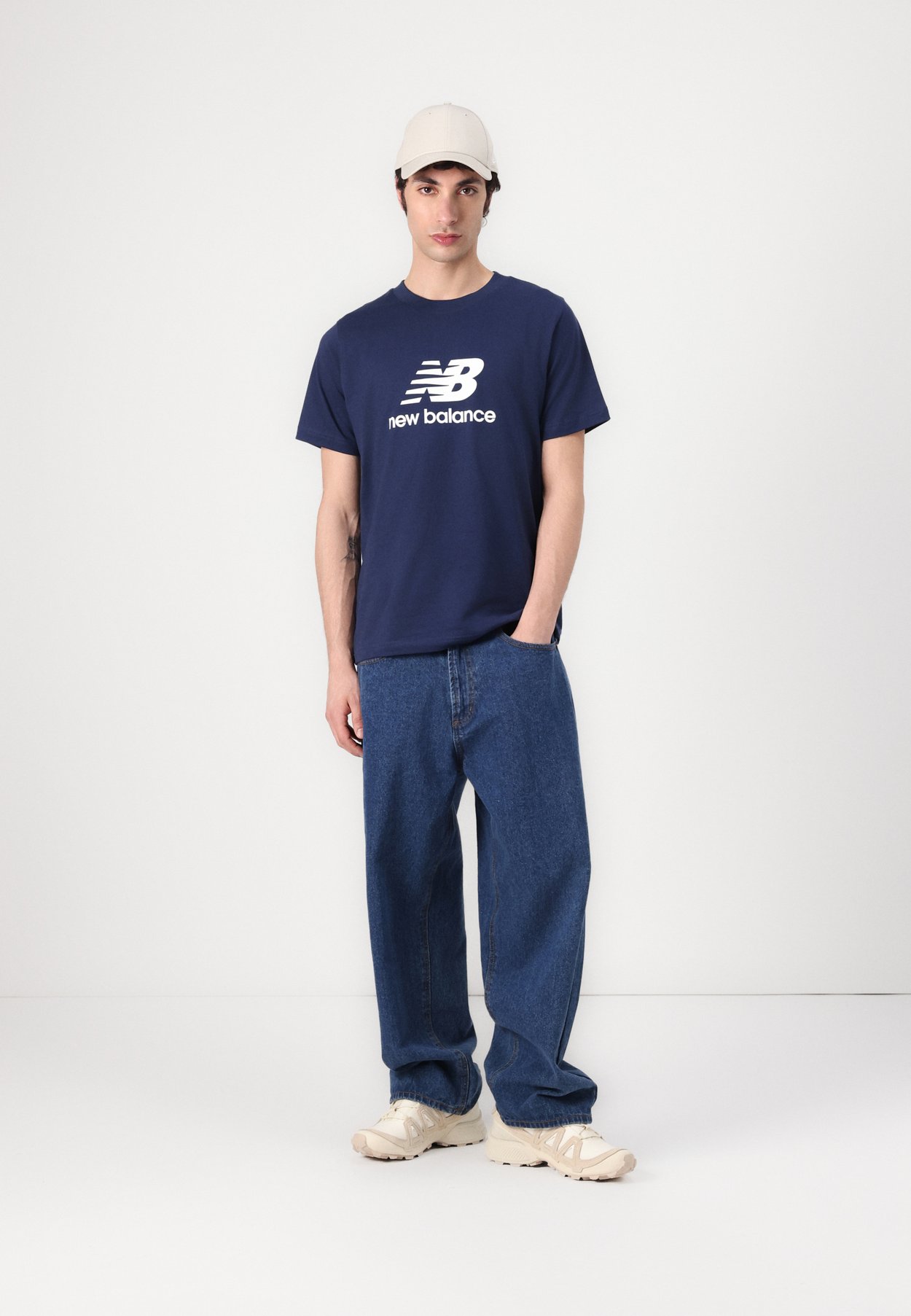 ESSENTIALS LOGO UNISEX