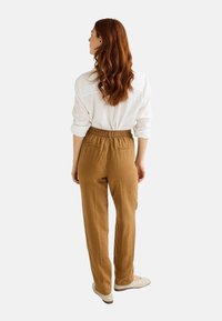 Monoprix À TAILLE SEMI-ÉLASTIQUÉE  - Pantalon classique - gabardine