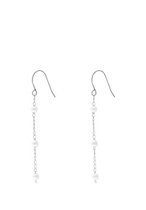 Srebrne kolczyki z hakiem z trzema małymi białymi perłami rozmieszczonymi na delikatnym łańcuszku, zaprojektowane dla przekłutych uszu.