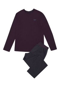 Longsleeve, ciemnofioletowa bawełniana koszula z okrągłym dekoltem i małym logo na piersi, zestawiona z czarnymi bawełnianymi spodniami od piżamy.