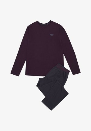 Longsleeve, ciemnofioletowa bawełniana koszula z okrągłym dekoltem i małym logo na piersi, zestawiona z czarnymi bawełnianymi spodniami od piżamy.