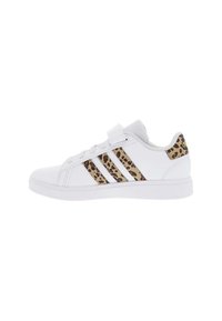 Sneaker bianche con dettagli in stampa leopardata, caratterizzate da un design con tre strisce, una fascia in velcro e una tomaia in pelle texturizzata. Fodera interna morbida.