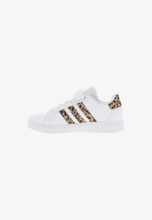 Sneaker bianche con dettagli in stampa leopardata, caratterizzate da un design con tre strisce, una fascia in velcro e una tomaia in pelle texturizzata. Fodera interna morbida.