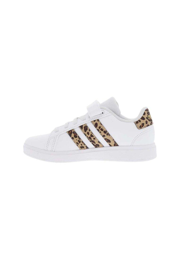 Sneaker bianche con dettagli in stampa leopardata, caratterizzate da un design con tre strisce, una fascia in velcro e una tomaia in pelle texturizzata. Fodera interna morbida.