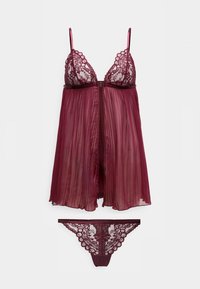 Burgunderfarbenes Unterwäsche-Set mit einem transparenten, plissierten Babydoll mit Spitzen-Cups und verstellbaren Trägern, begleitet von einem passenden Spitzen-Thong.