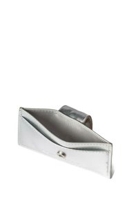 Portafoglio metallico argento realizzato in materiale sintetico, con chiusura a scatto e una texture liscia caratterizzata da un design semplice e minimalista.