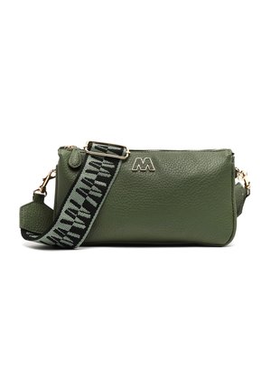 Bolso bandolera rectangular de cuero texturizado verde con correa tejida ajustable en negro y gris y logo metálico "M".