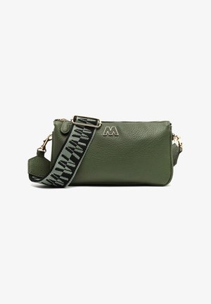 Bolso bandolera rectangular de cuero texturizado verde con correa tejida ajustable en negro y gris y logo metálico "M".
