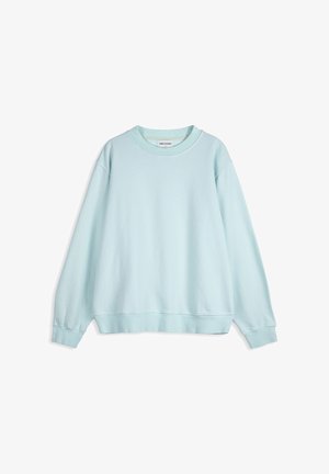 Lichtblauwe lange mouwen trui met ronde hals, geribbelde boorden en zoom, plat neergelegd op een witte achtergrond.