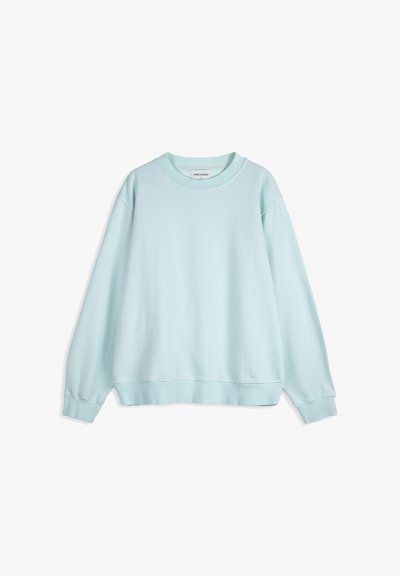 Sweatshirt à manches longues bleu clair avec col rond, poignets et ourlet côtelés, posé à plat sur un fond blanc.
