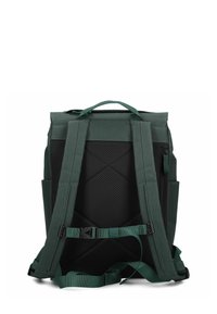 Un sac à dos vert foncé avec un dos matelassé en mesh, des bretelles réglables et des poches latérales. Il possède une poignée supérieure et un design élégant et structuré.