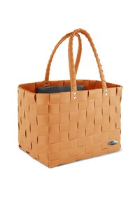 Warenförmige orangefarbene Plastiktasche mit zwei strukturierten Griffen, silbernen Hardware-Highlights und einem grauen Innenfutter. Quadratische Form.