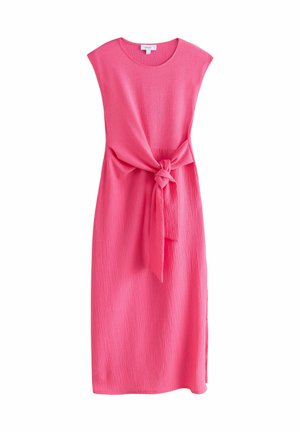 Rosa ärmelloses Kleid aus strukturiertem Stoff, mit einem Taillengurt und geradem Schnitt. Seitenschlitze verbessern die Bewegungsfreiheit.