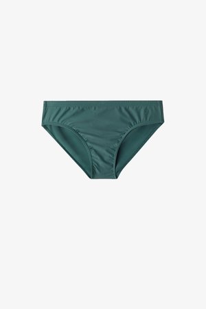 Groene zwemshorts gemaakt van een gladde, rekbare stof. Heeft een middelhoge taille met gestikte randen en minimale branding aan de zijkant.