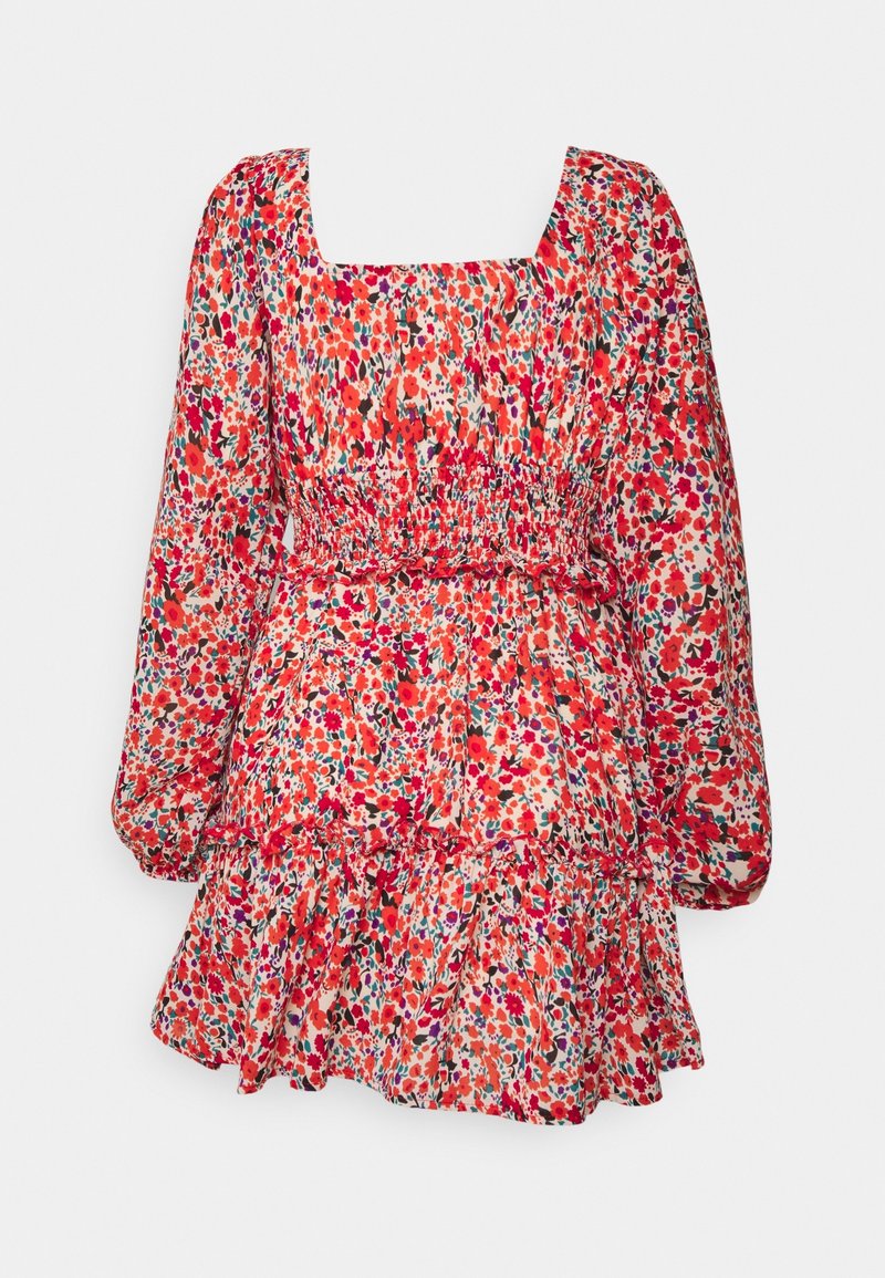 Kukallinen mini mekko punaisena, vaaleanpunaisena ja valkoisena, pitkillä hihoilla, neliön muotoisella pääntiellä ja kootulla vyötäröllä. Omistaa kerroksittaisen röyhelöhelman.