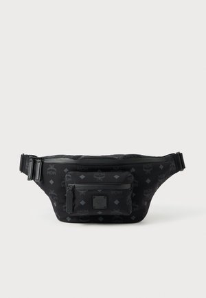 Schwarze Gürteltasche mit mehreren Reißverschlussfächern, verstellbarem Riemen und dezentem, gemustertem Logodesign.