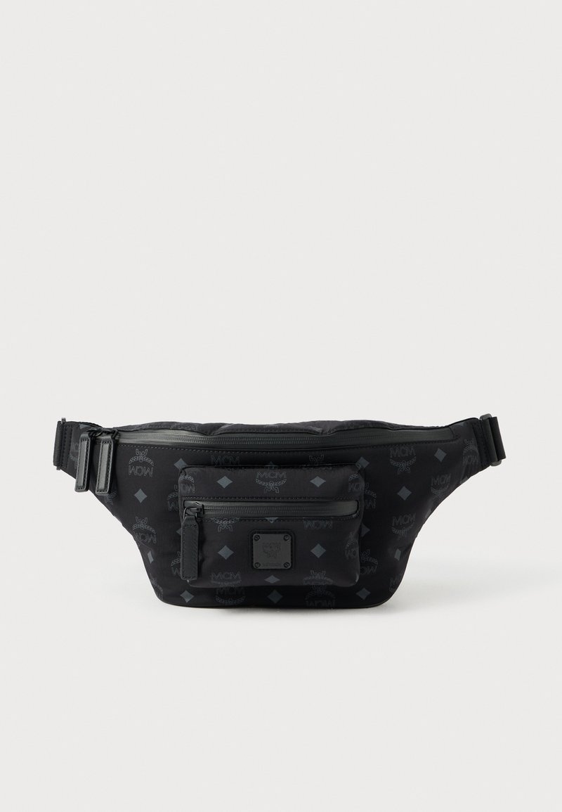 Pochete preta com vários compartimentos com fecho de correr, alça ajustável e design de logótipo com padrão subtil.