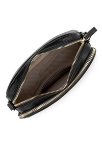 Borsa a pochette in pelle nera con dettagli in oro sulla zip. L'interno presenta una fodera liscia di colore marrone contrastante. Due scomparti con zip.