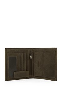 Cartera de cuero verde con múltiples ranuras para tarjetas, un compartimento con cremallera y una ventana para identificación transparente, con un acabado texturizado y duradero.