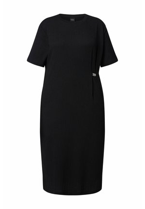 Abito nero al ginocchio con maniche corte, scollo rotondo e sottili pieghe laterali fissate da una piccola fibbia metallica.