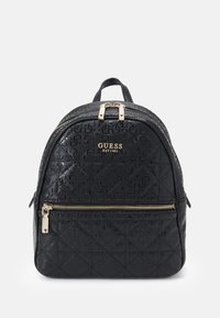 Sac à dos en similicuir noir avec motif de logo embossé, ferrures dorées, poche avant zippée et double poignées supérieures.