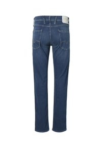 Jean en denim bleu vu de dos avec deux poches arrière cousues, passants de ceinture et une étiquette de marque blanche sur la ceinture.