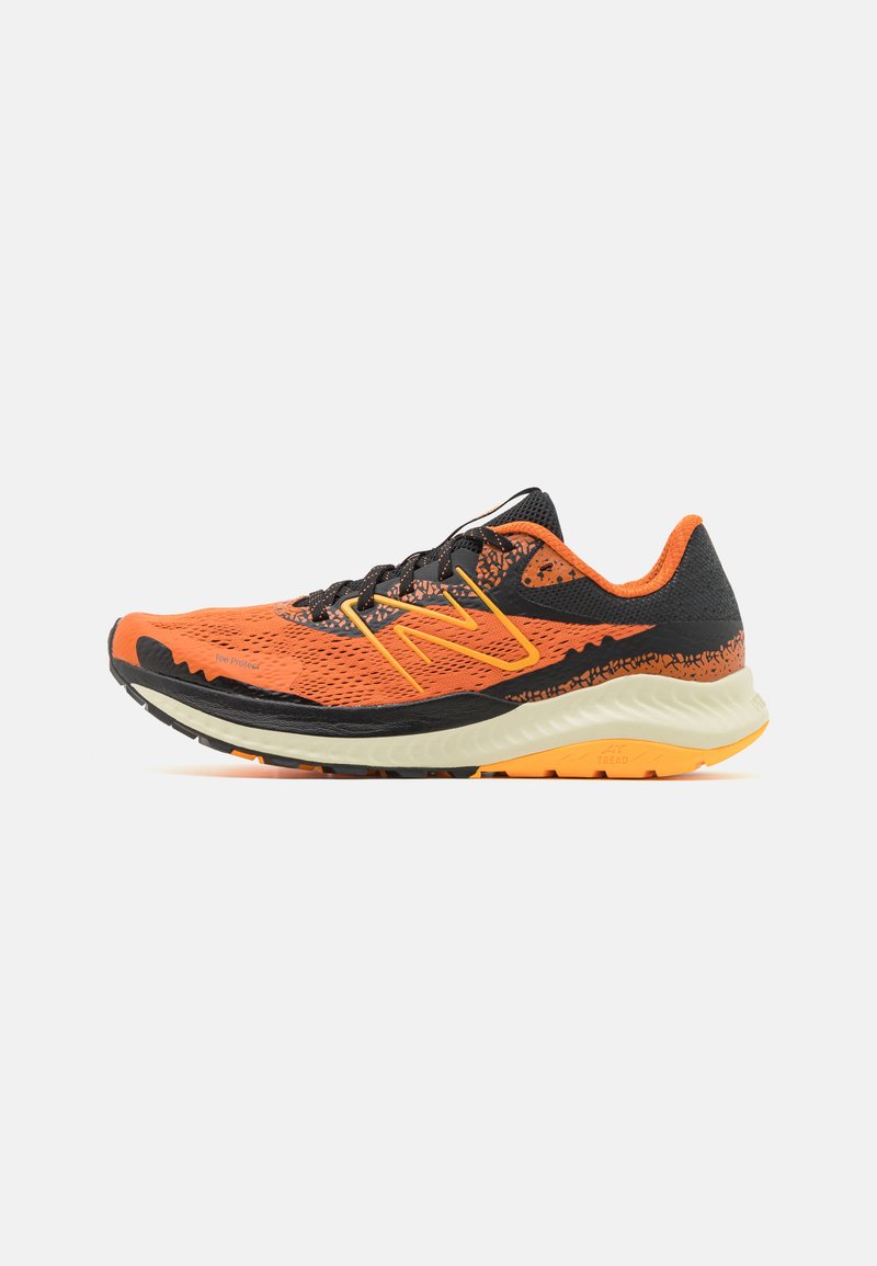 Chaussure de sport orange et noire avec une partie supérieure en maille, un design texturé, une semelle rembourrée et des accents jaunes contrastés.