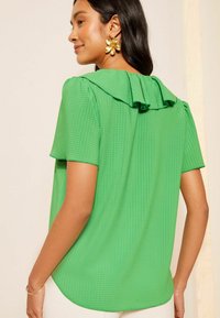 Friends Like These RUFFLE FRONT PUFF SLEEVE REGULAR FIT - Bluse - seersucker lime
