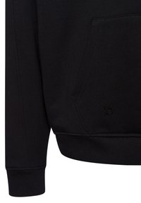 Zwart sweatshirt met een subtiele textuur, kangoeroezak, ribgebreide manchetten en zoom, en een klein logo detail nabij de zak.