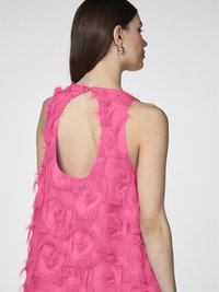 Ljust rosa ärmlös klänning med texturerade päsliknande detaljer, en skopa bak och lagerdesign. Slät finish med stark visuell påverkan.