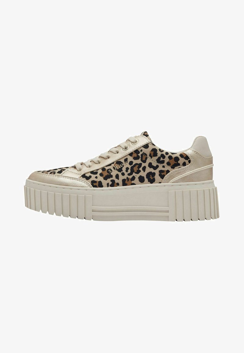 Sneaker con stampa leopardata e dettagli in pelle beige, suola piatta bianca spessa e punta rotonda. Presenta lacci piatti e un branding sottile sul lato.