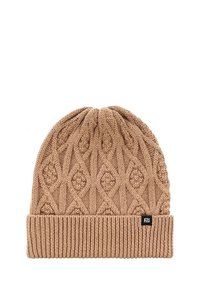 Beżowa czapka robiona na drutach z teksturowanym wzorem w romby i prążkowanym mankietem. Posiada małą czarną metkę z logo z boku.