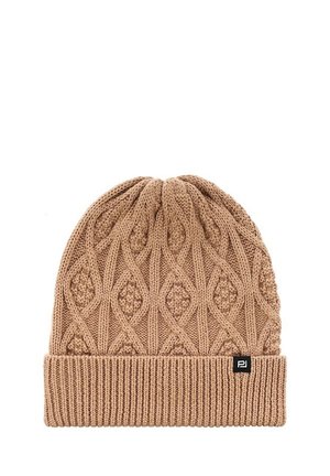 Beżowa czapka robiona na drutach z teksturowanym wzorem w romby i prążkowanym mankietem. Posiada małą czarną metkę z logo z boku.