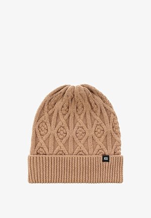 Beżowa czapka robiona na drutach z teksturowanym wzorem w romby i prążkowanym mankietem. Posiada małą czarną metkę z logo z boku.