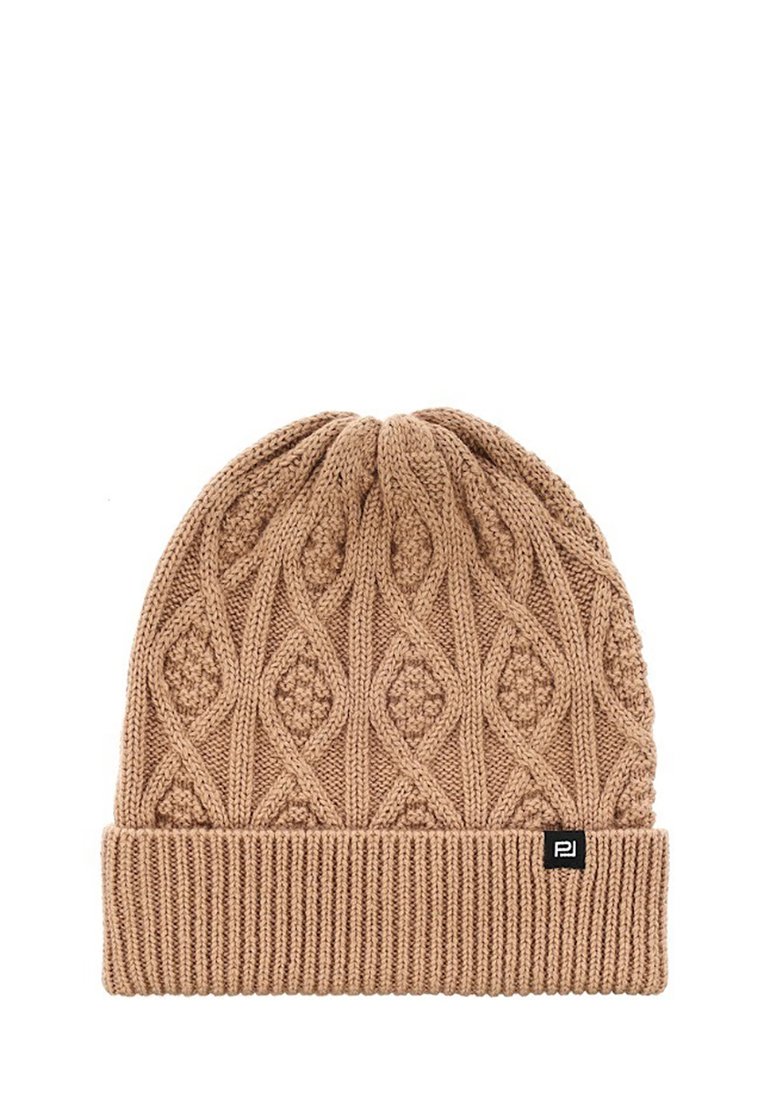 Beżowa czapka robiona na drutach z teksturowanym wzorem w romby i prążkowanym mankietem. Posiada małą czarną metkę z logo z boku.