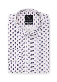 Biała, dopasowana koszula z geometrycznym wzorem w fioletowe i czarne romby, z kołnierzykiem w szpic i kieszonką zapinaną na guziki.