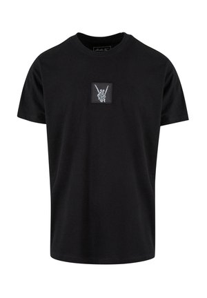 Černé bavlněné tričko s obdélníkovou bílou nášivkou a grafikou šedé kostlivčí ruky. Klasický design s kulatým výstřihem a krátkými rukávy.