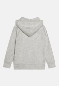 Sweatshirt à capuche gris en tissu doux et texturé. Présente des manches longues, une poche kangourou, ainsi que des poignets et un ourlet côtelés.